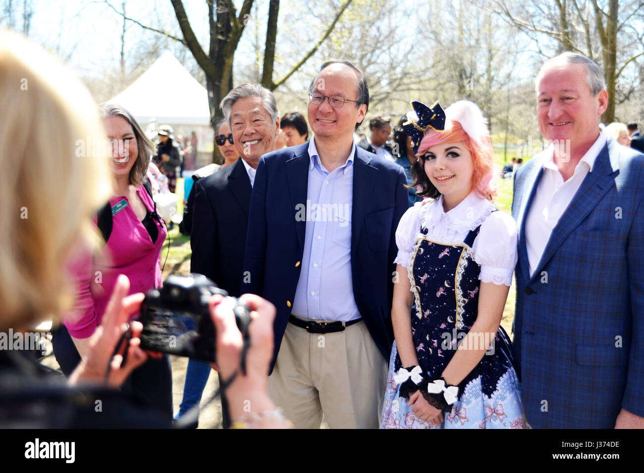 Le maire de Philadelphie Jim Kenney et une délégation de dignitaires japonais notamment Consul général du Japon à New York posent pour des photos au cours d'une visite de Banque D'Images