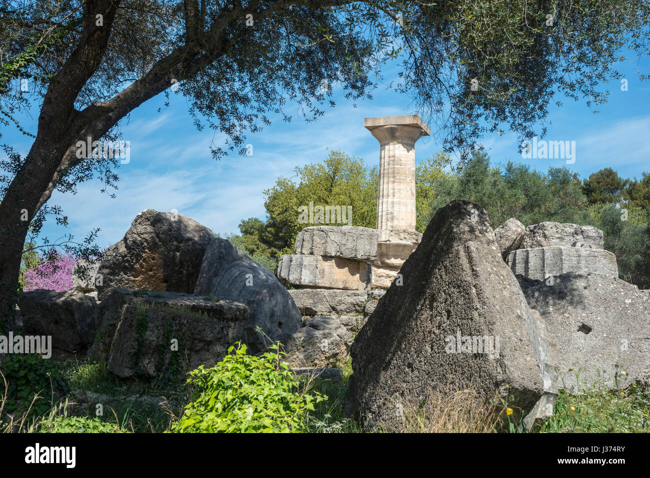 Re une colonne dorique construit sur des tours tombé chapiteaux et fûts de colonne dans le Temple de Zeus à Olympie, Péloponnèse, Grèce. Banque D'Images