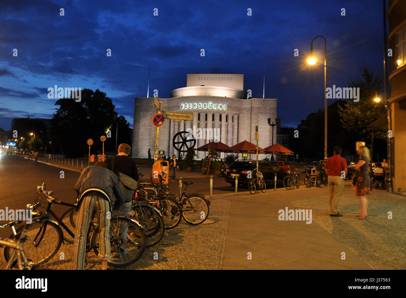 Rosa-Luxemburg-Platz mit Blick auf die Berliner Volksbühne dans der Blauen Stunde. Banque D'Images