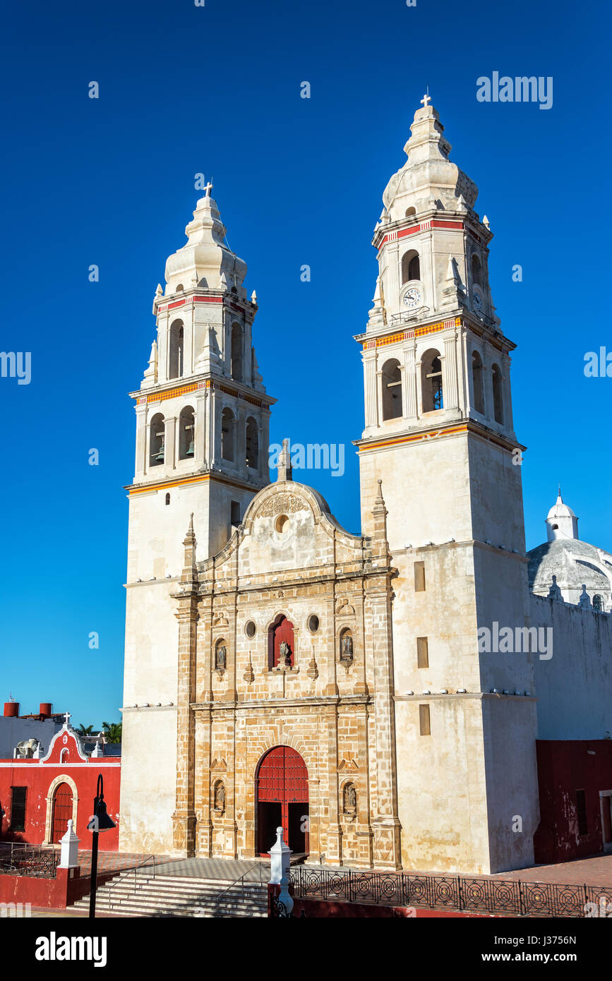 Vue sur la magnifique cathédrale de Campeche, Mexique avec un beau ciel bleu clair Banque D'Images