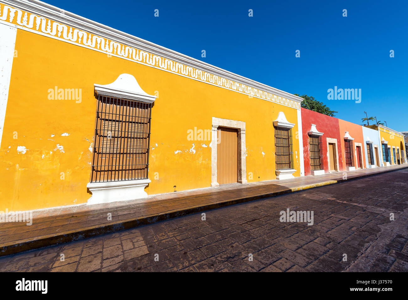 Rangée de bâtiments coloniaux colorés dans l'UNESCO World Heritage Centre ville de Campeche, Mexique Banque D'Images