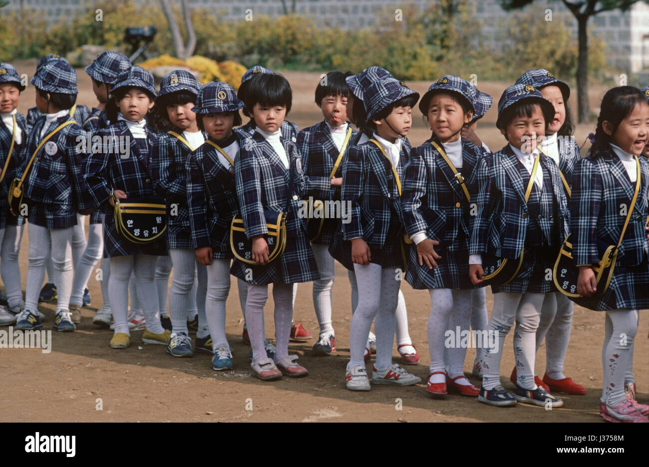 les-enfants-de-l-cole-dans-les-m-mes-uniformes-scolaires-visitant-le