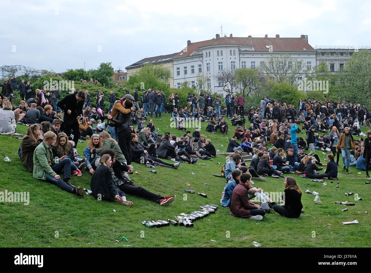 Beaucoup de gens au parc bondé (Goerlitzer Park) au cours de la fête du travail / jour de mai à Berlin, Kreuzberg. 1.Mai à Berlin. Banque D'Images