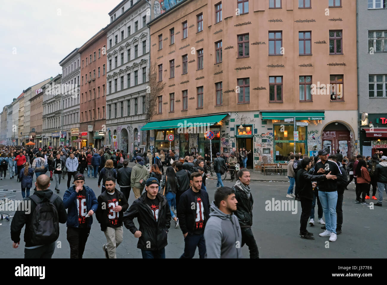 Beaucoup de gens , rue bondée pendant la fête du travail / jour de mai à Berlin, Kreuzberg. 1.Mai à Berlin. Banque D'Images