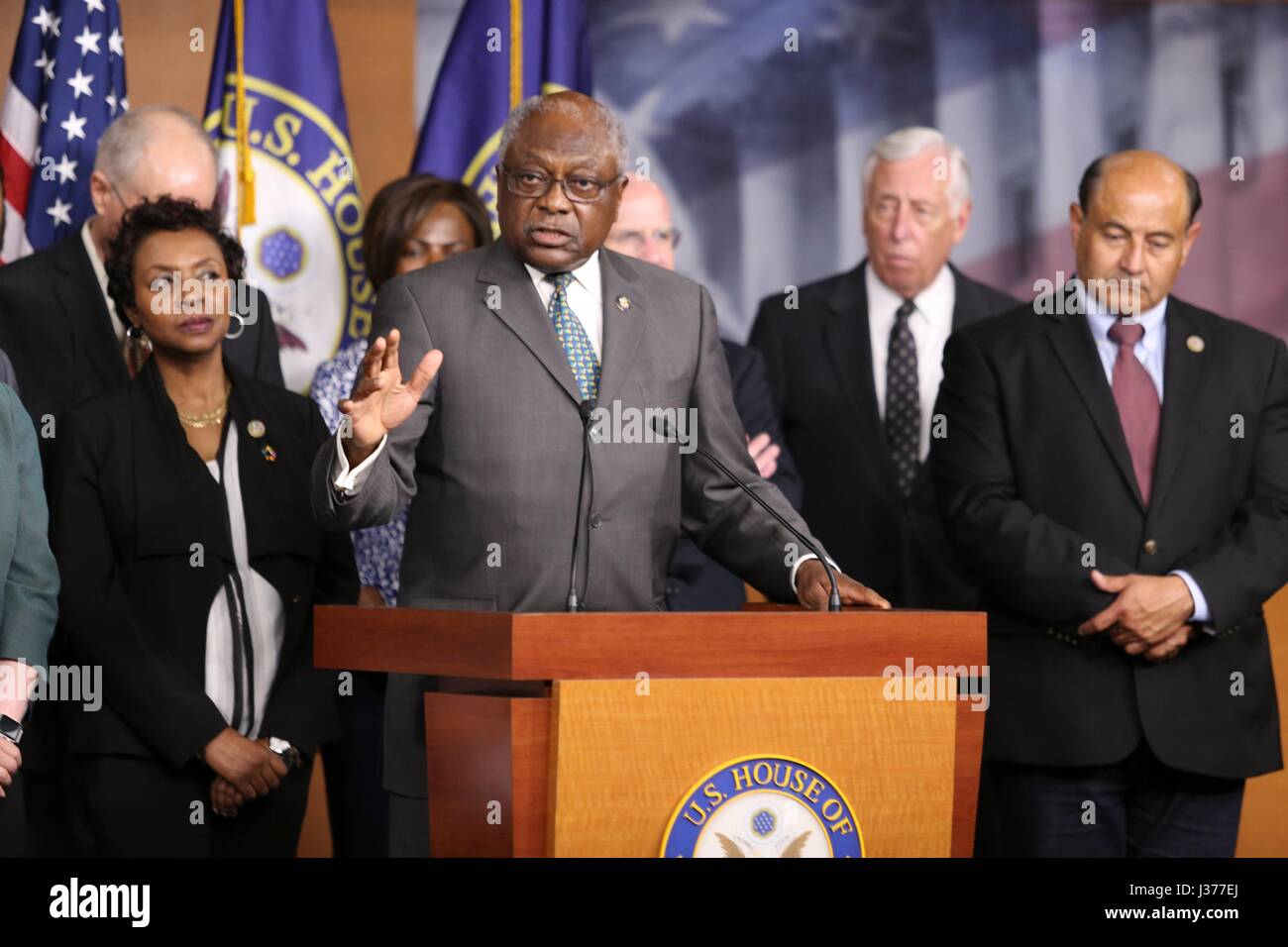 Rép. américain Jim Clyburn de Caroline du Sud se joint aux démocrates de parler sur les immigrants de l'homme au cours d'une conférence de presse sur la colline du Capitole le 1 mai 2017 à Washington, DC. Banque D'Images