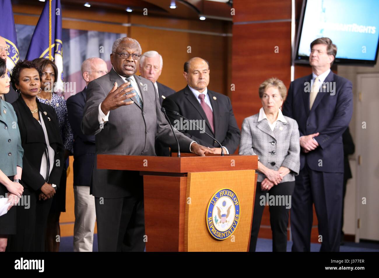 Rép. américain Jim Clyburn de Caroline du Sud se joint aux démocrates de parler sur les immigrants de l'homme au cours d'une conférence de presse sur la colline du Capitole le 1 mai 2017 à Washington, DC. Banque D'Images