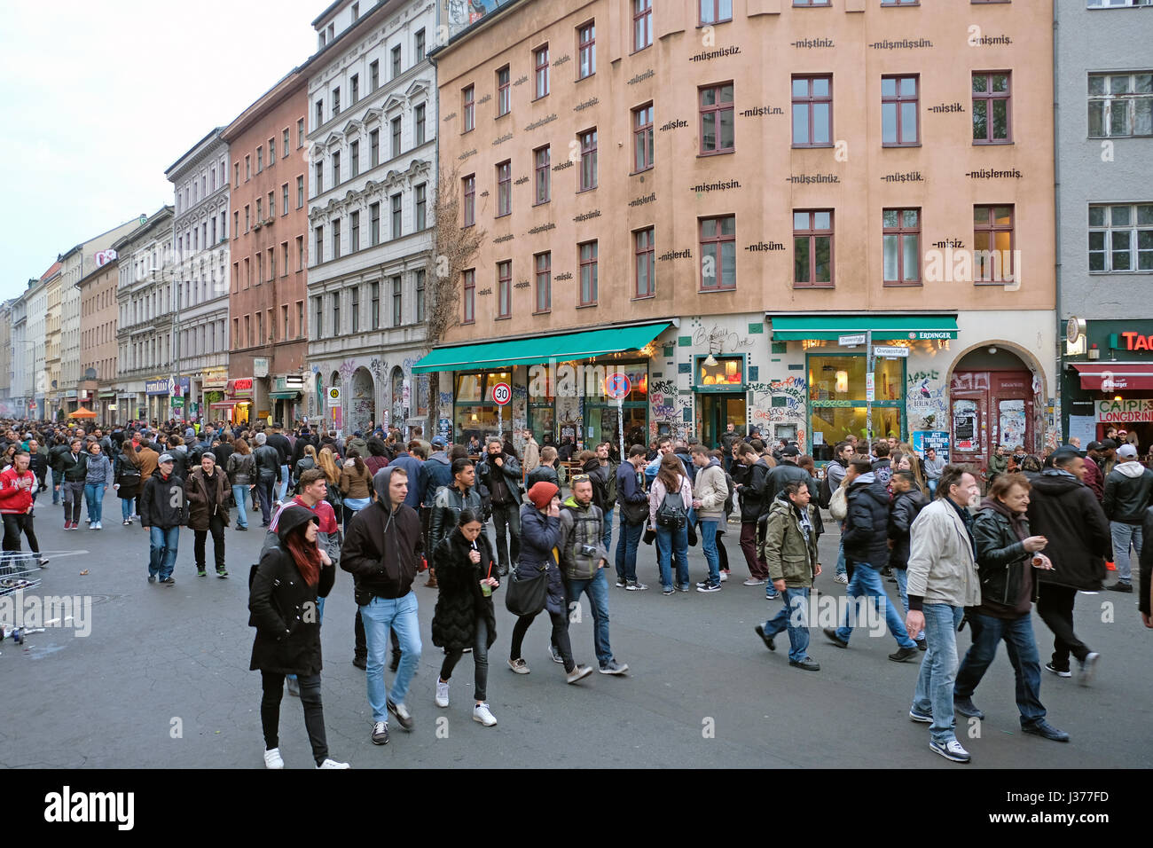 Beaucoup de gens , rue bondée pendant la fête du travail / jour de mai à Berlin, Kreuzberg. 1.Mai à Berlin. Banque D'Images