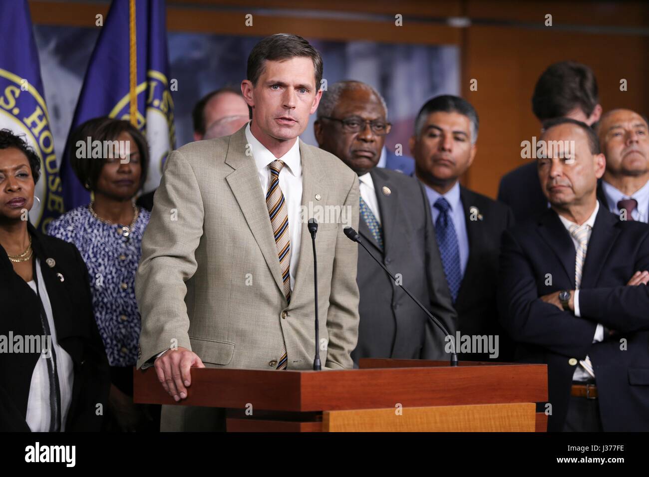 Le sénateur américain Martin Heinrich du Nouveau Mexique se joint aux démocrates de parler sur les immigrants de l'homme au cours d'une conférence de presse sur la colline du Capitole le 1 mai 2017 à Washington, DC. Banque D'Images