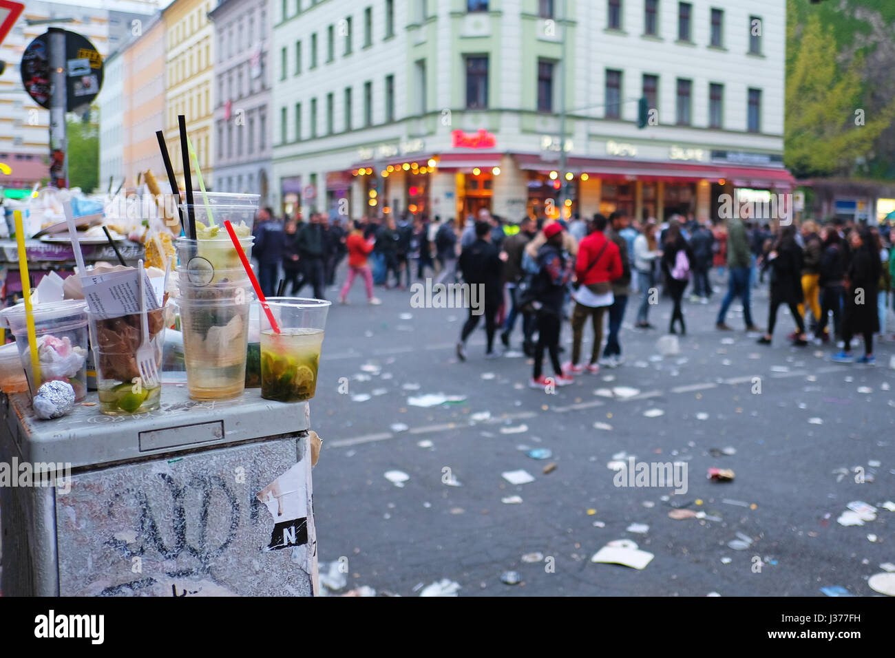 Verres en plastique , déchets et ordures - poluted street parade pendant Banque D'Images