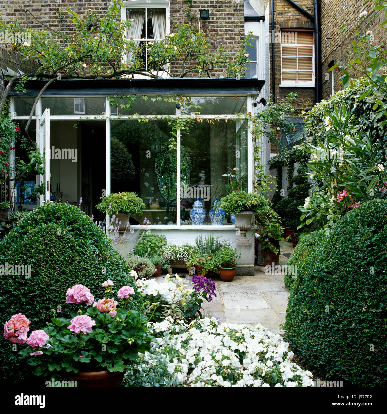 Jardin de la Cour d'une maison. Banque D'Images