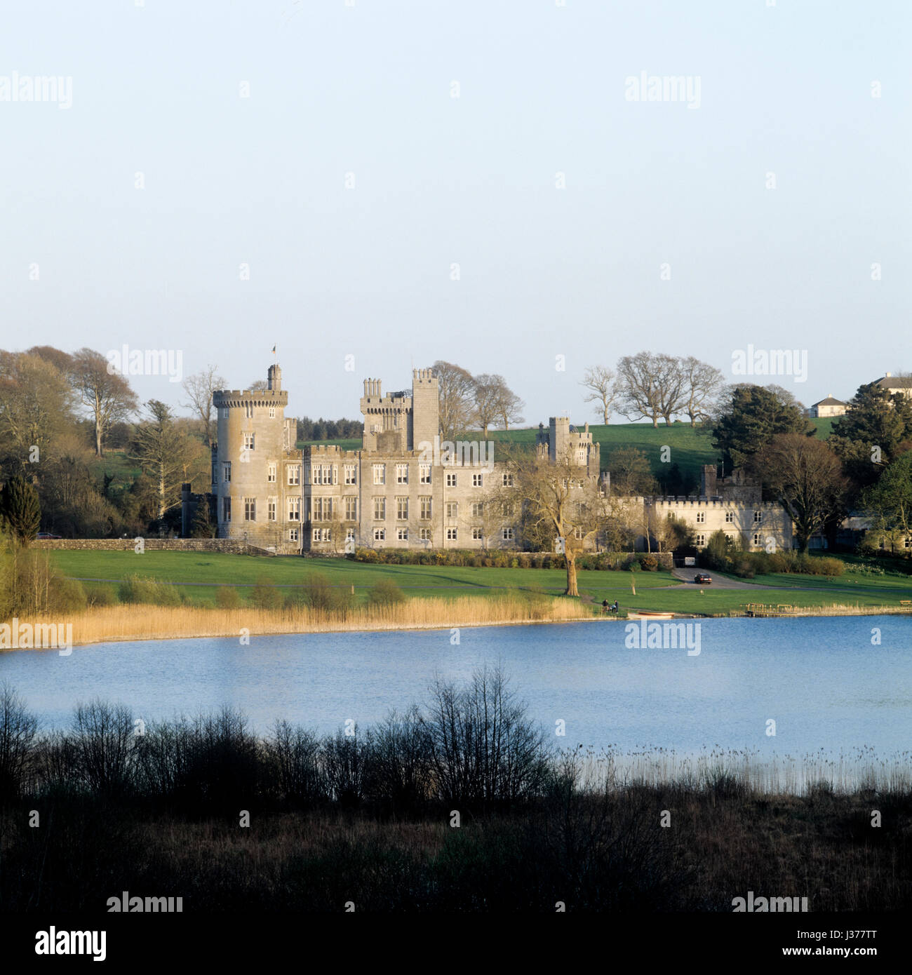 Château de l'autre côté de la rivière. Banque D'Images