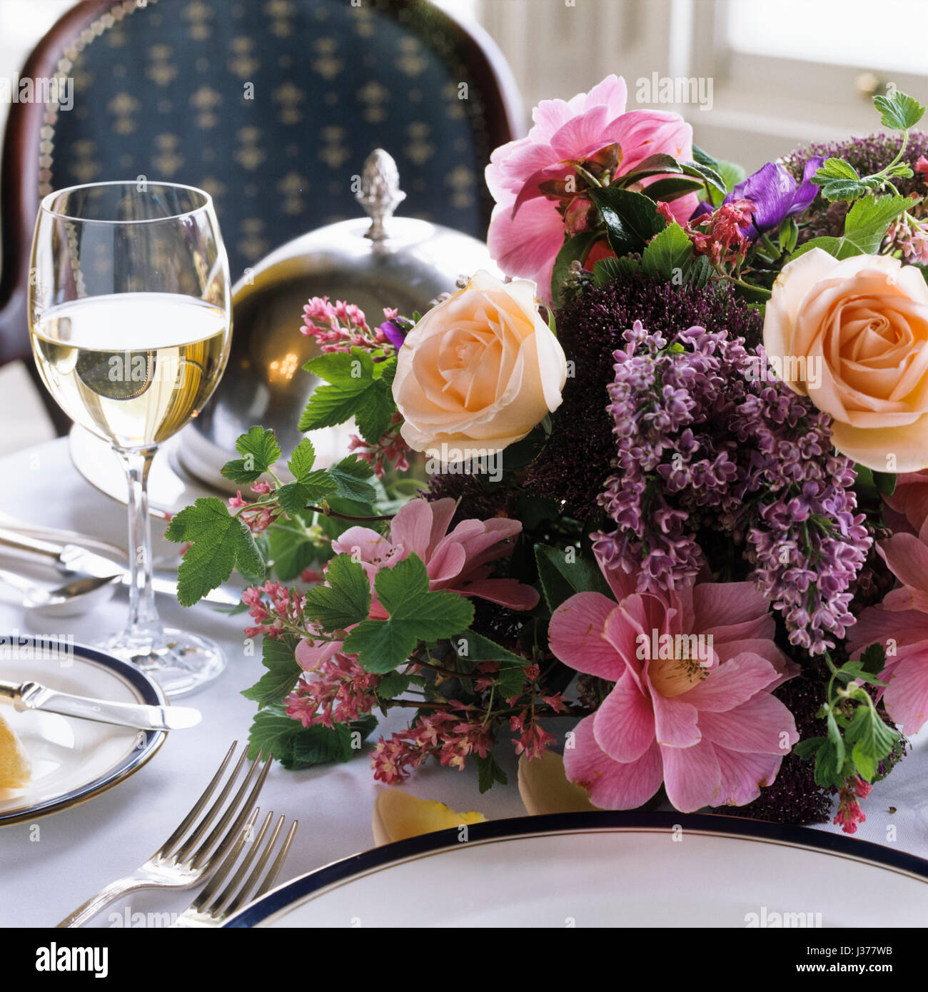 Bouquet de fleurs sur une table à manger. Banque D'Images