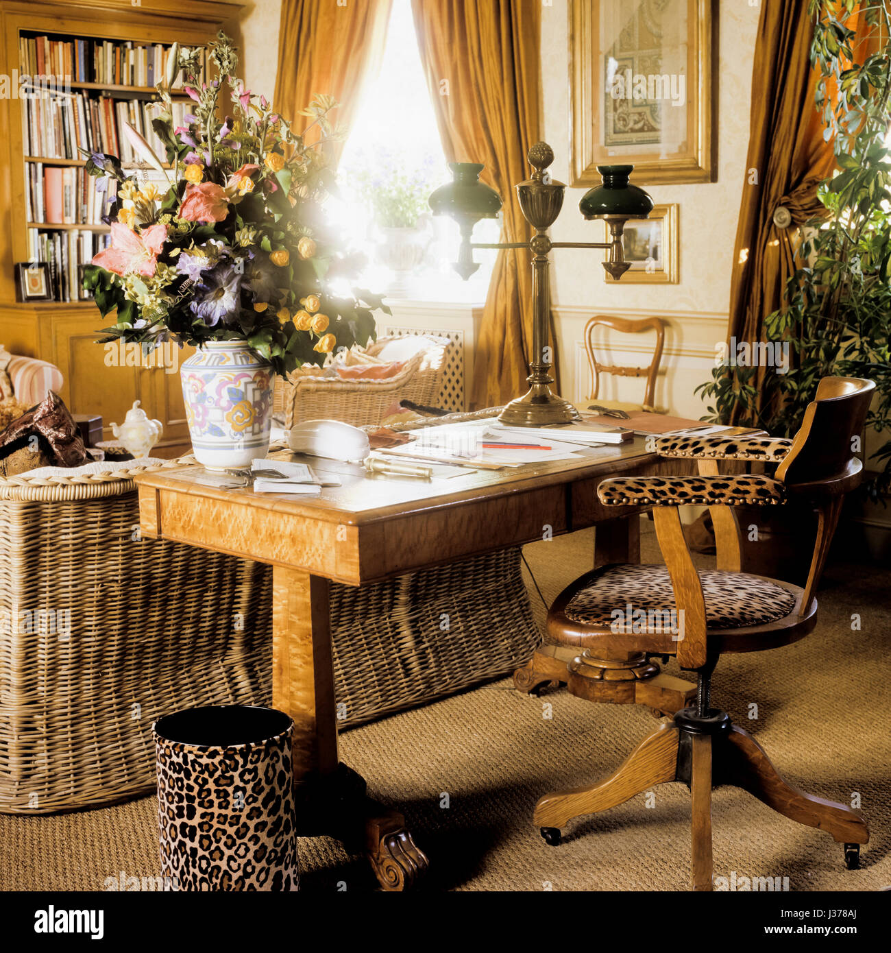 Salon avec un bureau. Banque D'Images