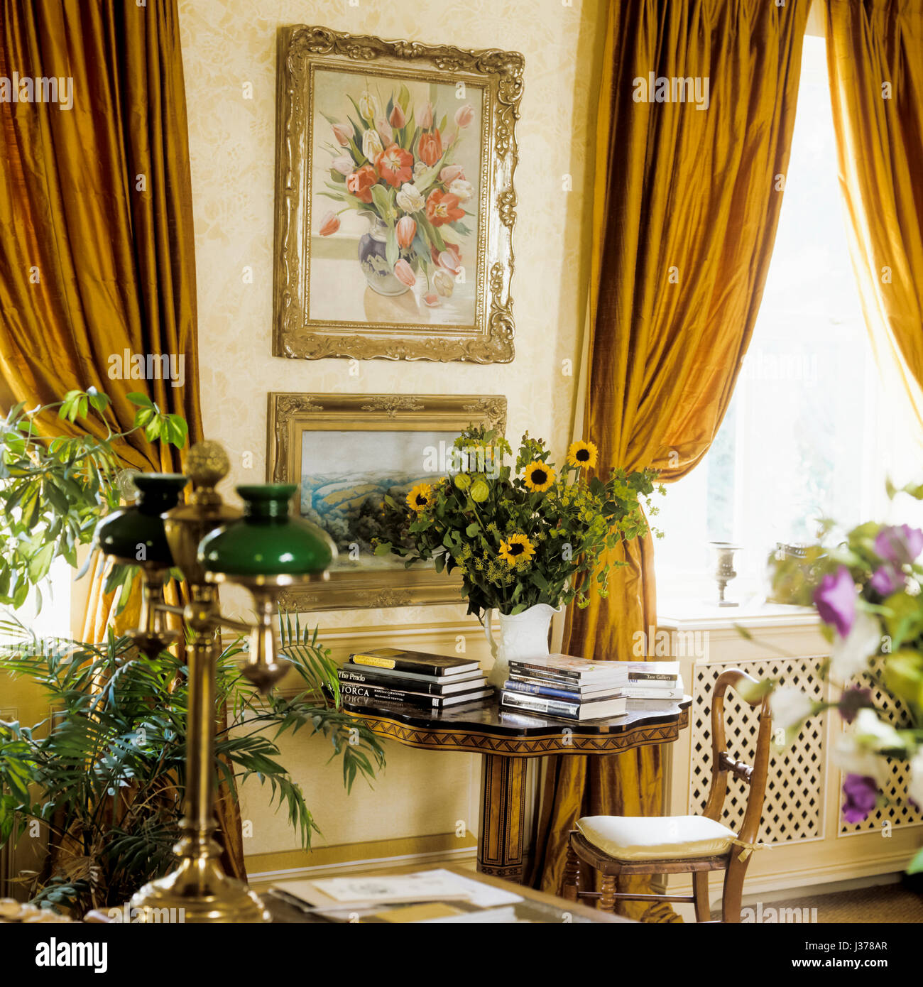 Table avec vase de tournesols. Banque D'Images