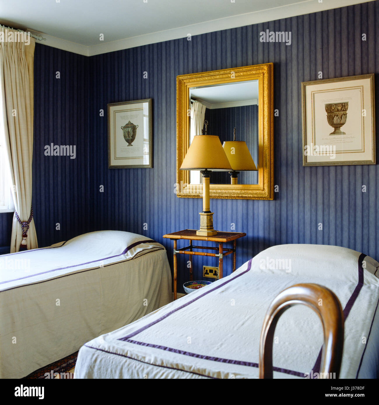 Chambre avec un papier peint à rayures bleu. Banque D'Images