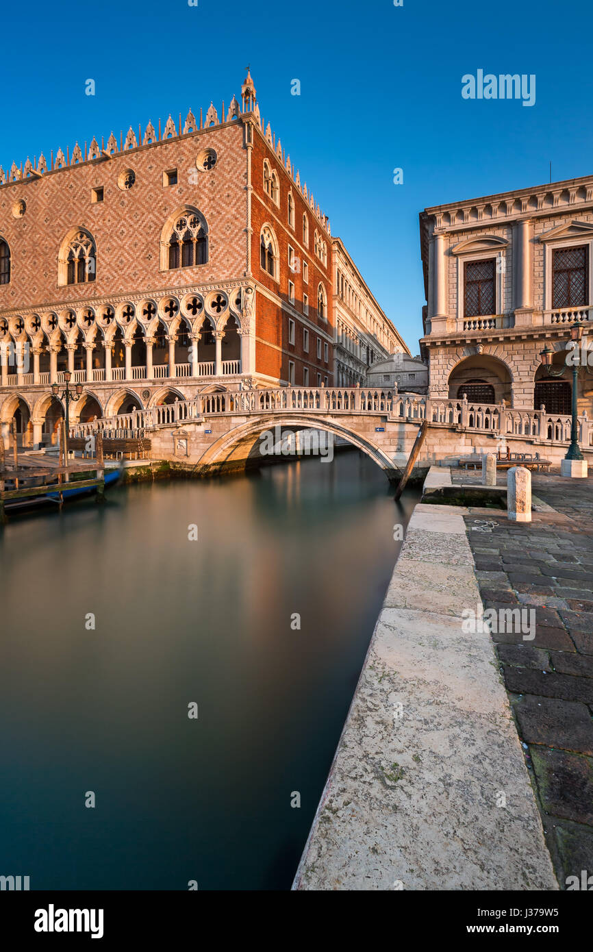 Palais des Doges illuminée par lever du soleil au lever du soleil, Venise, Italie Banque D'Images