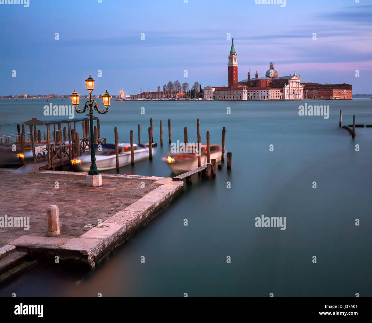 Lagune de Venise et l'église San Giorgio Maggiore dans la soirée, Venise, Italie Banque D'Images