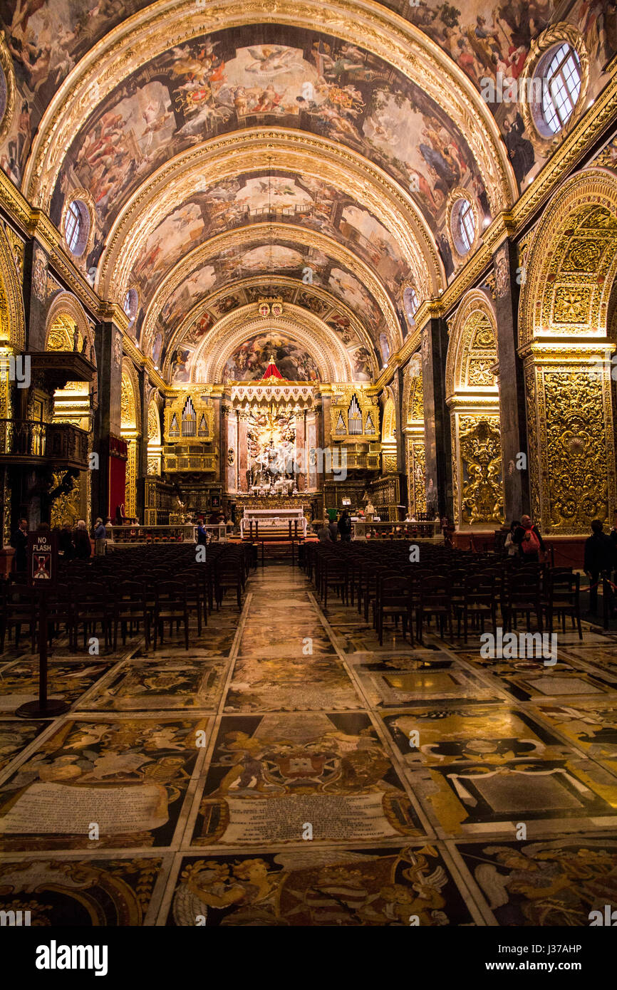 L'intérieur de style baroque de Saint John's Co-cathédrale est très orné, en grande partie conçu/décoré par l'artiste Calabrais Mattia Preti. Banque D'Images