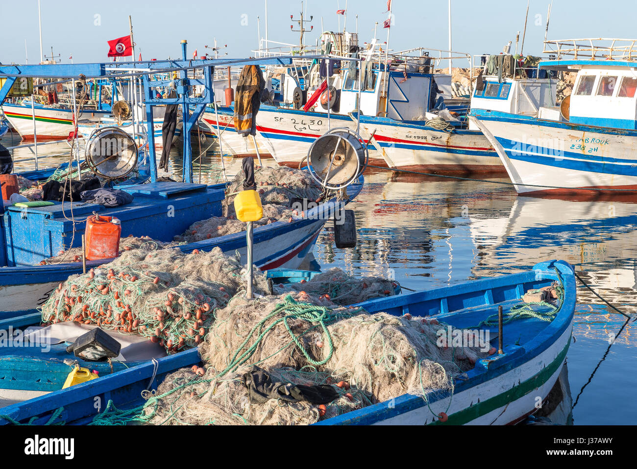 Houmt Souk, Marina, Tunisie, bateaux de pêche, l'île de Djerba, et un chat Banque D'Images