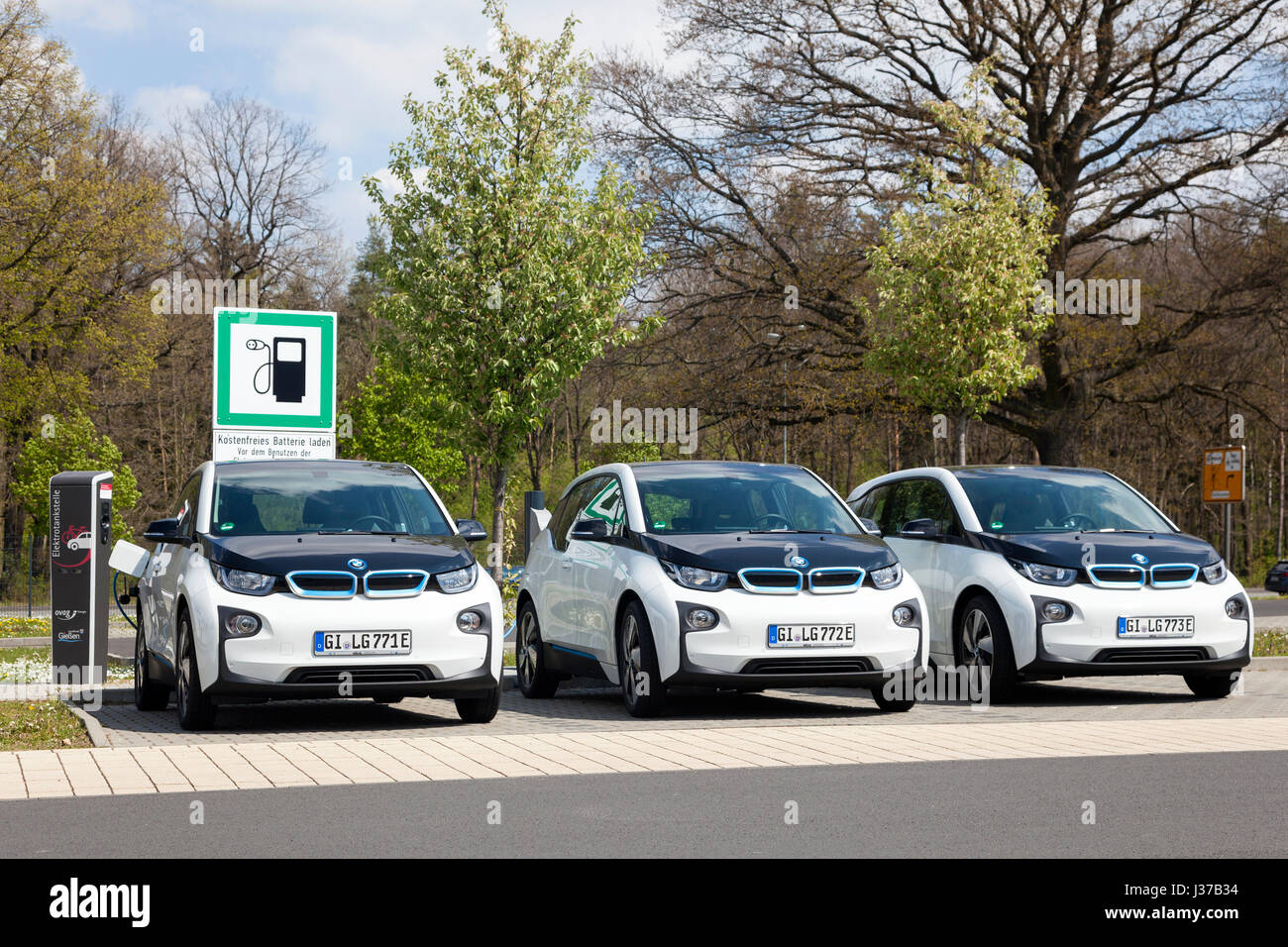 Francfort, Allemagne - le 30 mars 2017 : Trois BMW i3 des véhicules électriques à une station de charge Banque D'Images