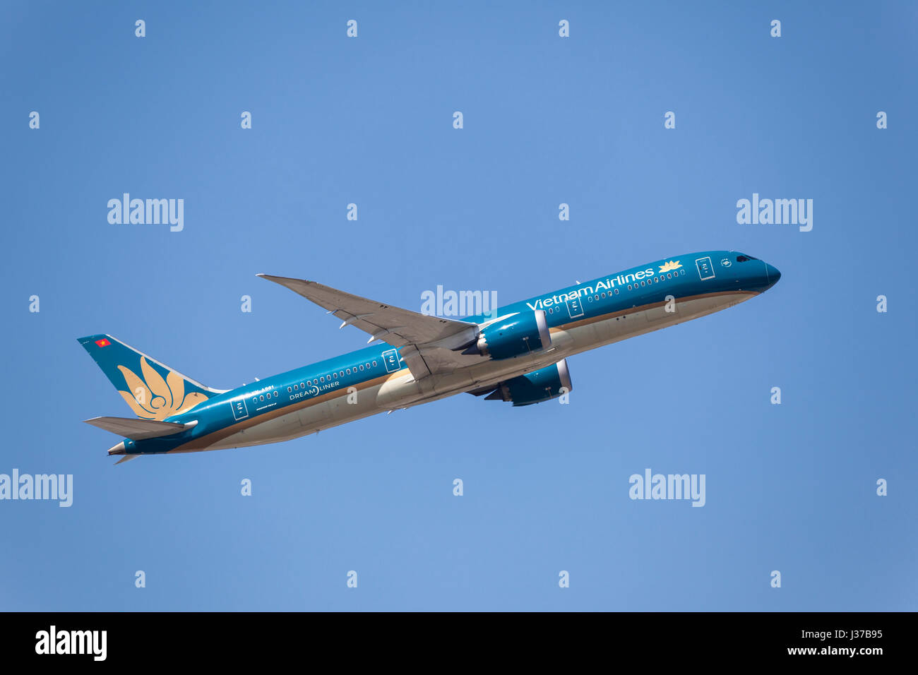 Francfort, Allemagne - le 30 mars 2017 : Vietnam Airlines Boeing 787-451 Dreamliner après le décollage à l'aéroport international de Francfort Banque D'Images