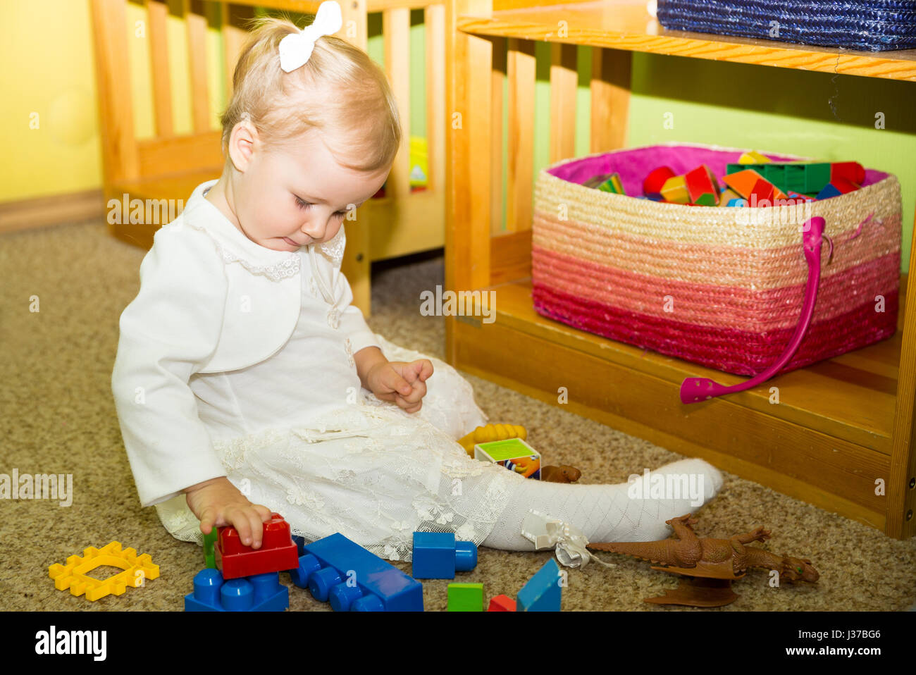 Petit enfant fille jouant dans la maternelle en classe préscolaire Montessori. Dans les jardins d'enfant adorable chambre. Banque D'Images