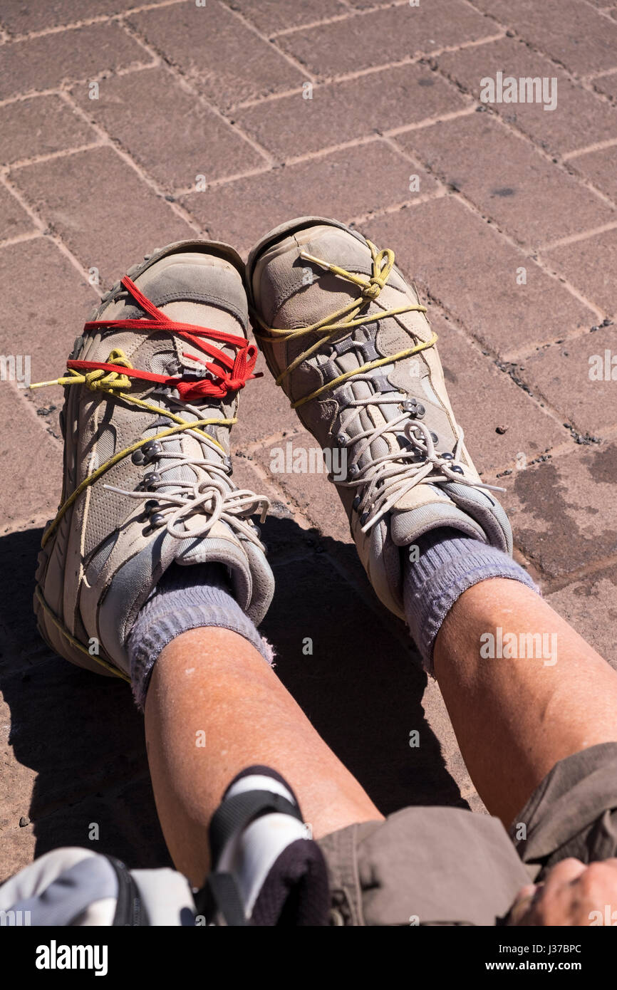 Paire de chaussures de marche à semelle tenue sur de vieilles dentelles Banque D'Images
