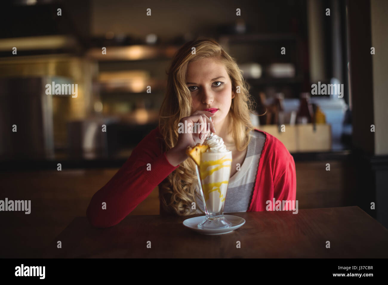 Portrait de belle femme ayant frappé dans le Banque D'Images