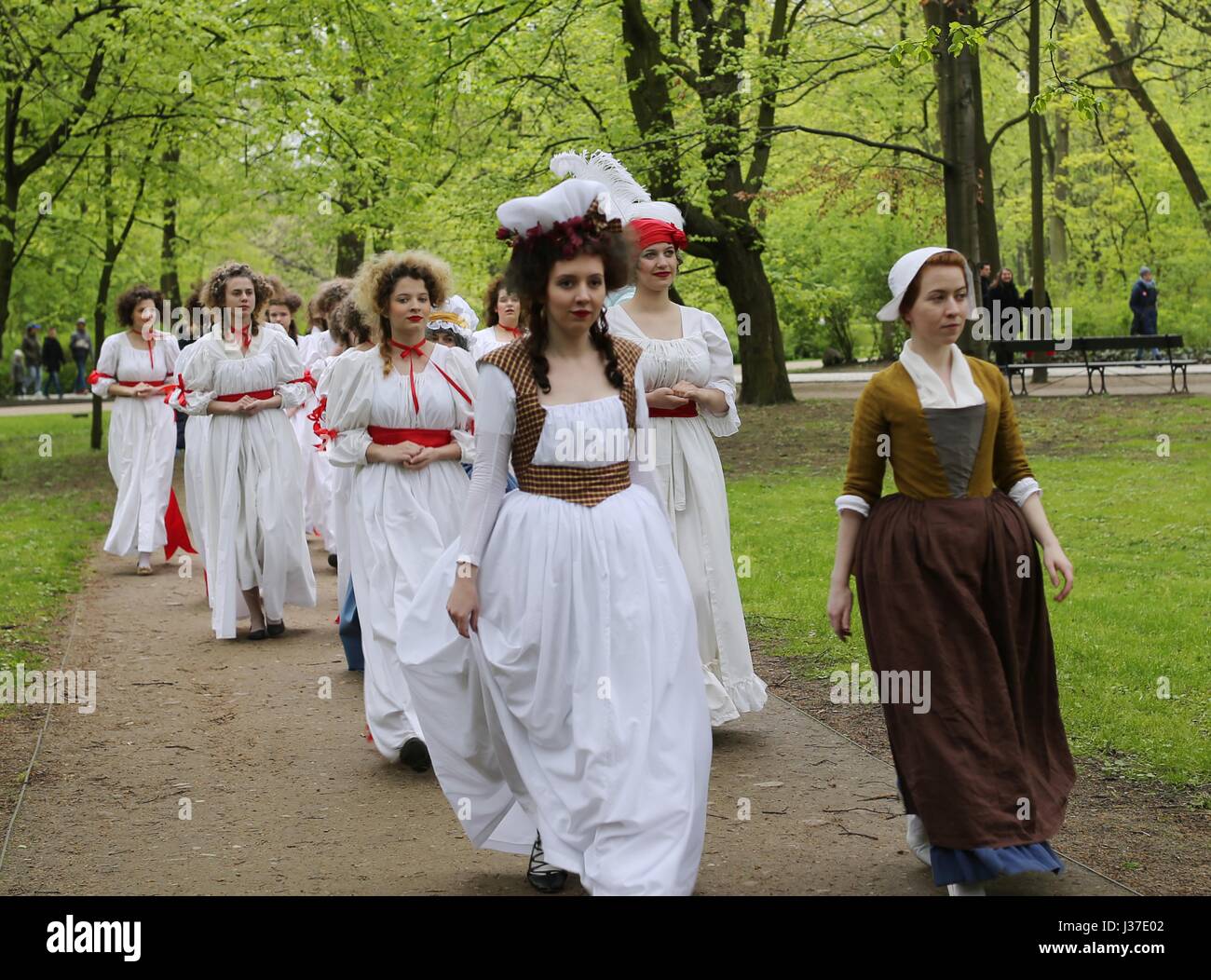 La Pologne a célébré le Jour de la Constitution. Dans le Parc des Thermes royaux, les acteurs portaient des morceaux de costumes du xviiie siècle et de rejouer des scènes historiques. Constitution Day célèbre la déclaration de la Constitution du 3 mai 1791. Il a été célébré depuis le début du 19e siècle pendant le Duché de Varsovie. Il est devenu un jour férié en 1919 lors de la Deuxième République de Pologne. La Constitution du 3 mai 1791 est considéré comme l'un des événements les plus importants dans l'histoire de la Pologne. Elle est considérée comme la deuxième plus ancienne constitution et l'un des premiers du genre en Europe. Du Banque D'Images