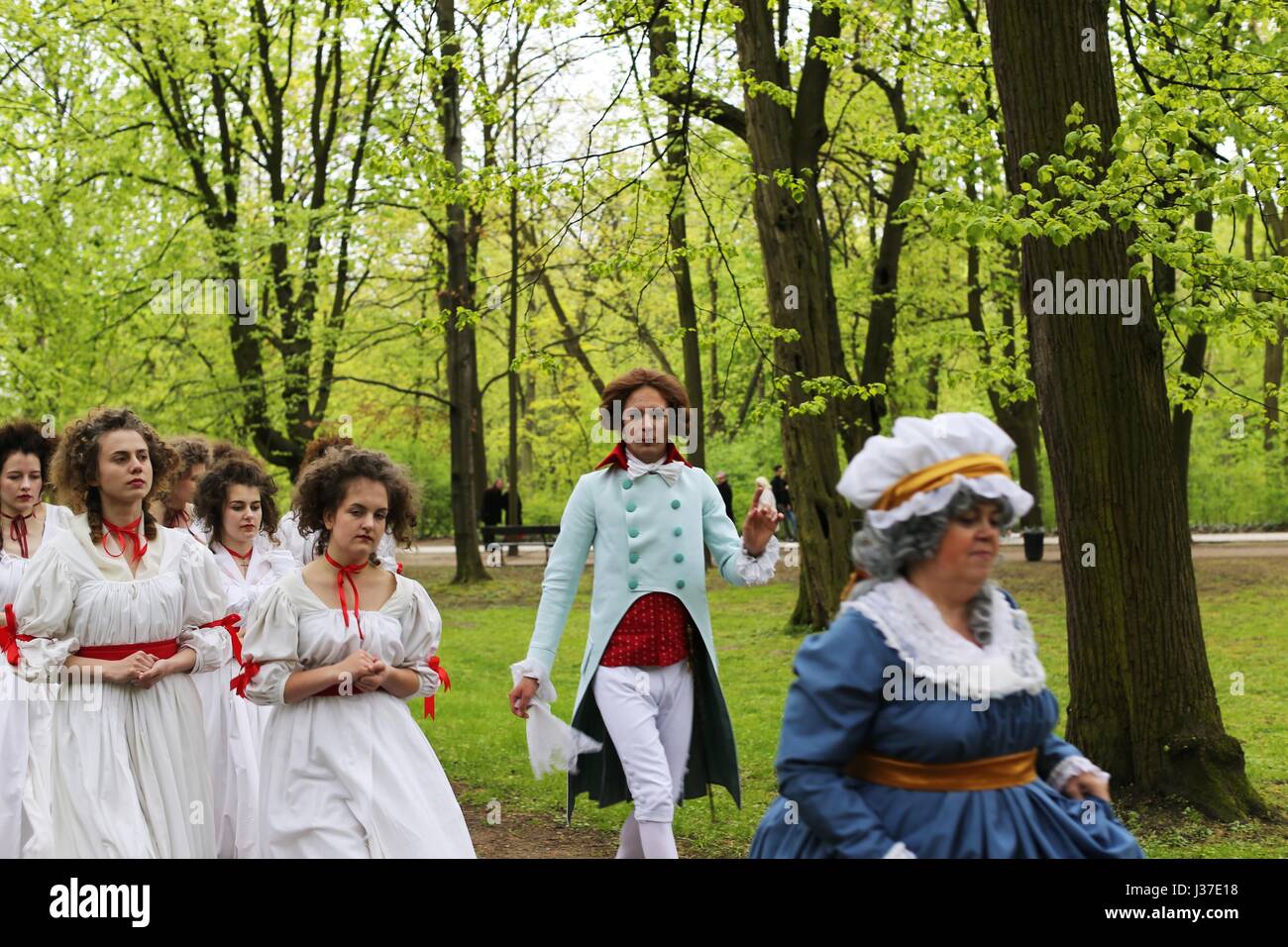 La Pologne a célébré le Jour de la Constitution. Dans le Parc des Thermes royaux, les acteurs portaient des morceaux de costumes du xviiie siècle et de rejouer des scènes historiques. Constitution Day célèbre la déclaration de la Constitution du 3 mai 1791. Il a été célébré depuis le début du 19e siècle pendant le Duché de Varsovie. Il est devenu un jour férié en 1919 lors de la Deuxième République de Pologne. La Constitution du 3 mai 1791 est considéré comme l'un des événements les plus importants dans l'histoire de la Pologne. Elle est considérée comme la deuxième plus ancienne constitution et l'un des premiers du genre en Europe. Du Banque D'Images