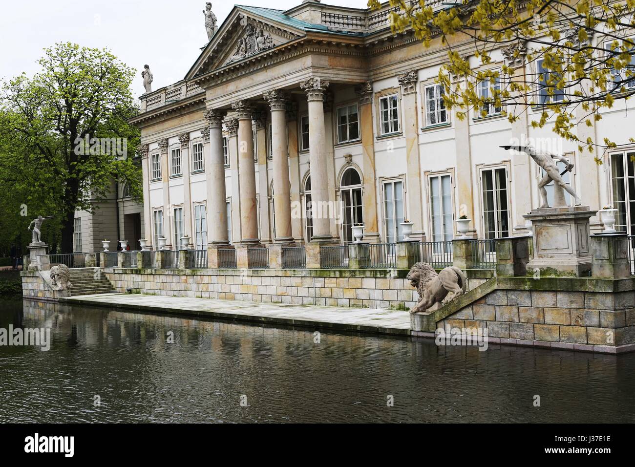 La Pologne a célébré le Jour de la Constitution. Dans le Parc des Thermes royaux, les acteurs portaient des morceaux de costumes du xviiie siècle et de rejouer des scènes historiques. Constitution Day célèbre la déclaration de la Constitution du 3 mai 1791. Il a été célébré depuis le début du 19e siècle pendant le Duché de Varsovie. Il est devenu un jour férié en 1919 lors de la Deuxième République de Pologne. La Constitution du 3 mai 1791 est considéré comme l'un des événements les plus importants dans l'histoire de la Pologne. Elle est considérée comme la deuxième plus ancienne constitution et l'un des premiers du genre en Europe. Du Banque D'Images