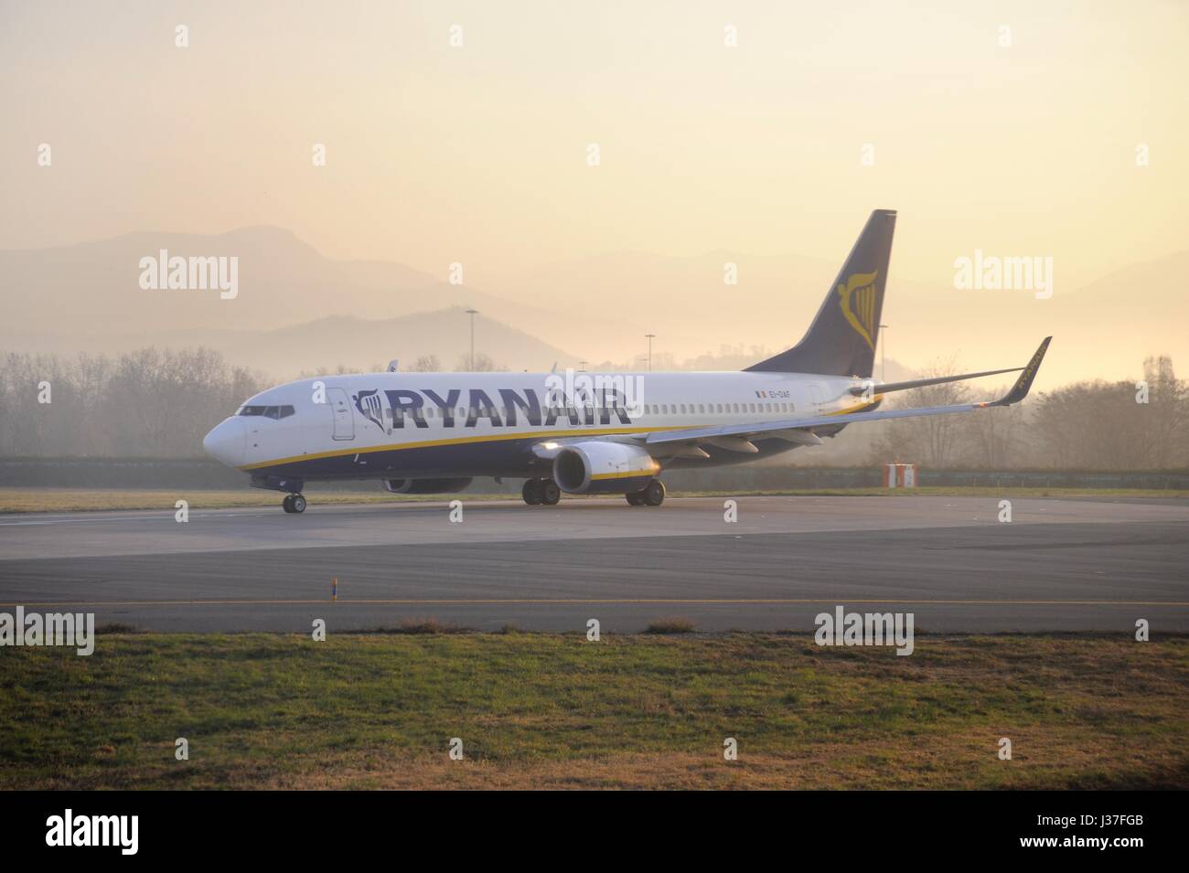 Boeing 737 de la compagnie aérienne Ryanair sur l'aéroport Orio Al Serio de Bergame (Italie) Banque D'Images
