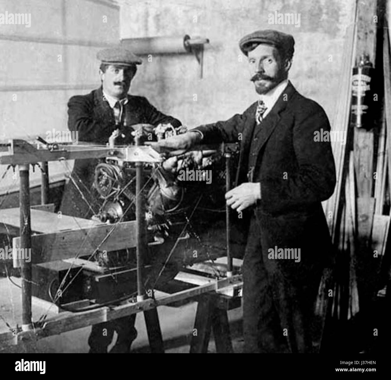 Charles voisin et Henri Farman furent des figures pionnières de l'aviation au début du XXe siècle. Ce titre fait référence à un moment historique ou à une collaboration entre les deux, qui ont contribué à la technologie et au développement des premiers vols. Banque D'Images