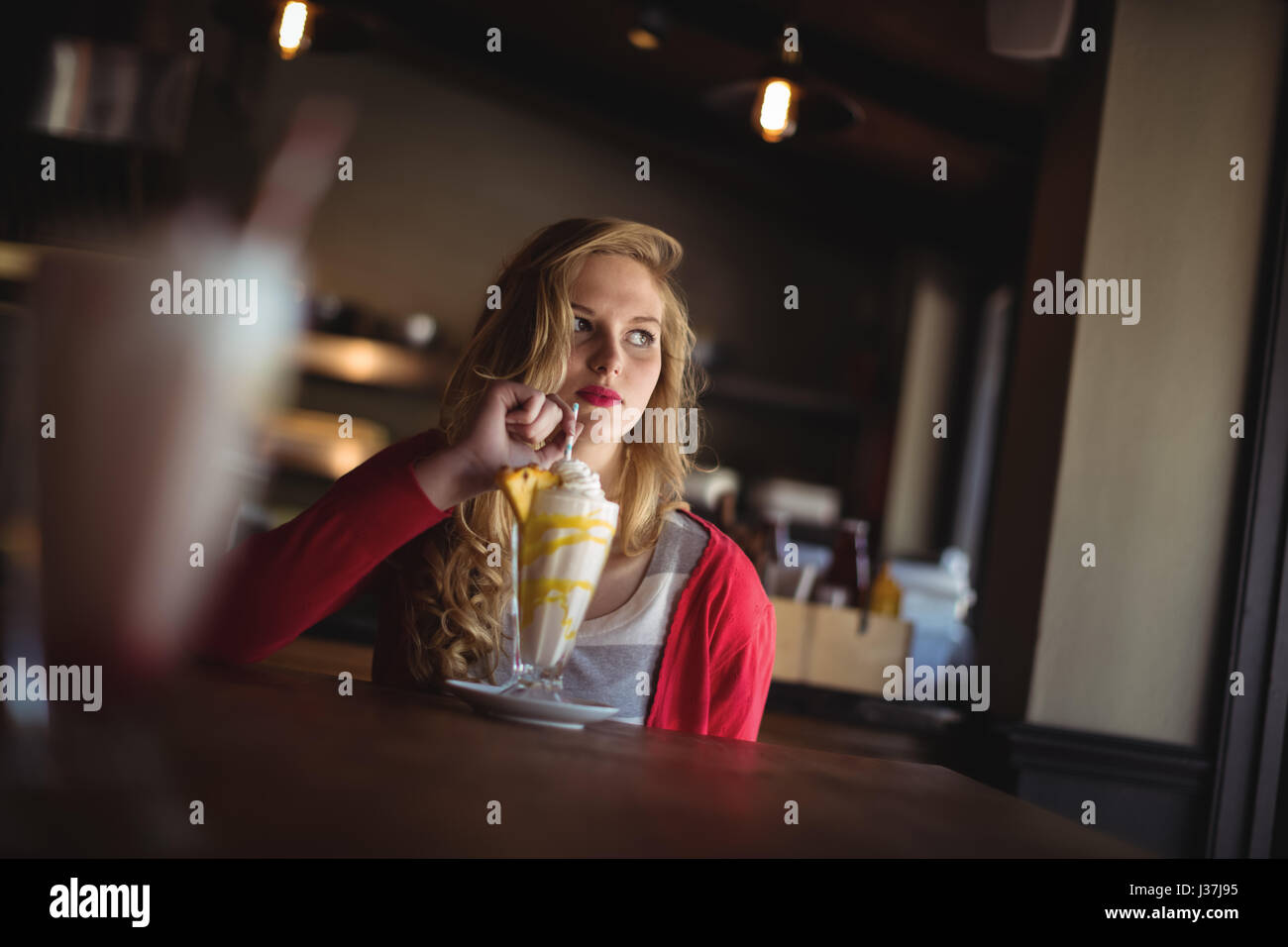 Femme sérieuse ayant frappé dans le Banque D'Images