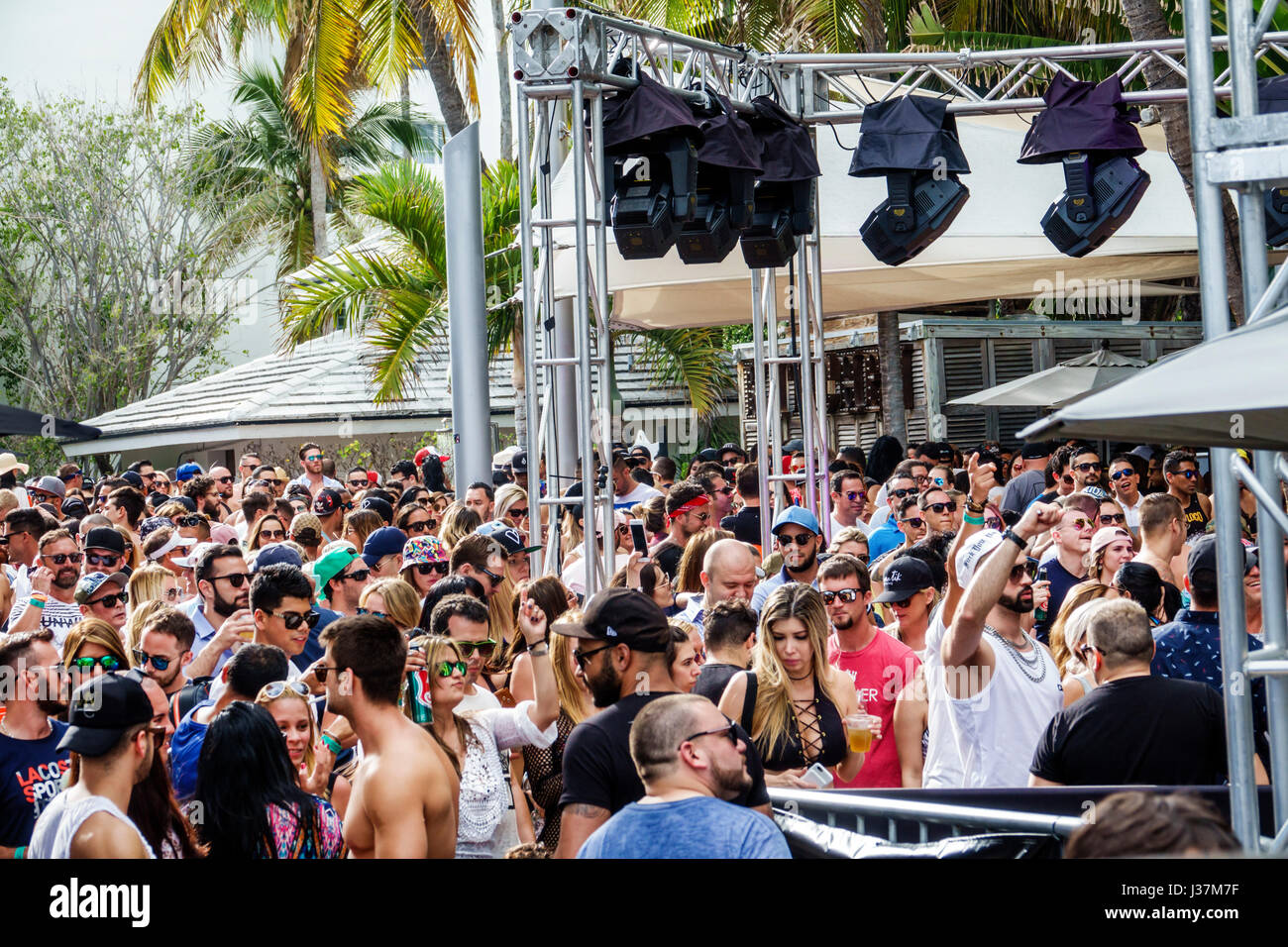 Miami Beach Florida,Miami Music week,fête au bord de la piscine,foule,debout,danse,boissons boissons boissons boissons boissons boissons boissons boissons, jeunes adultes,hommes,femmes,scène,éclairage,t Banque D'Images
