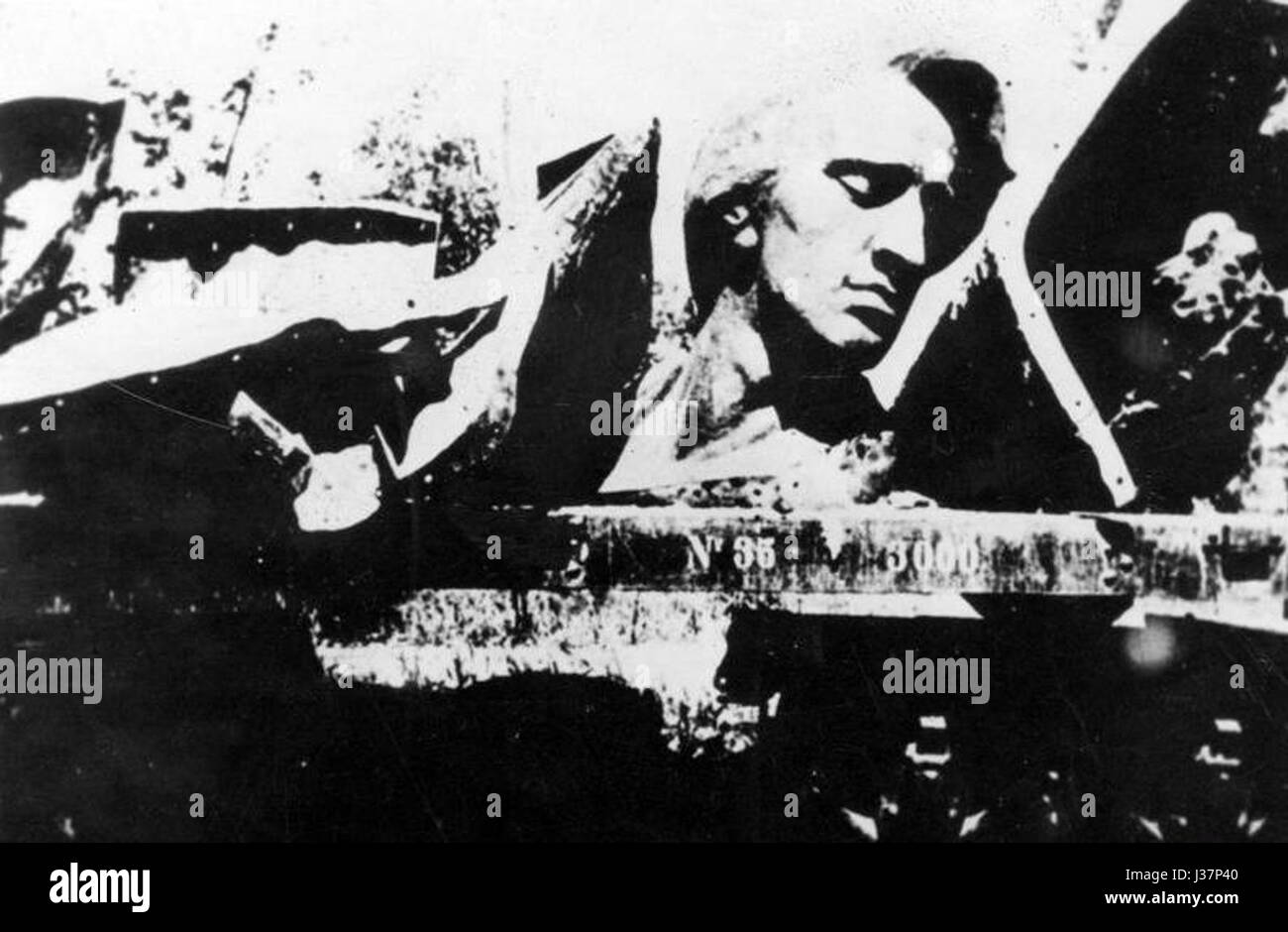 Le monument Chopin détruit fait référence à la destruction ou à la détérioration d'une statue ou d'un mémorial dédié au compositeur Frédéric Chopin, figure célèbre de la musique classique. Cela pourrait être lié à des événements historiques ou à des périodes de conflit. Banque D'Images