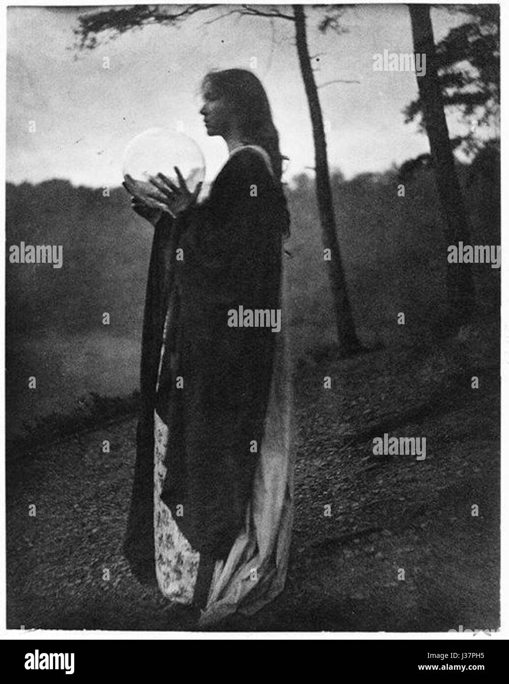 Clarence Hudson White était un photographe américain influent connu pour ses contributions à la photographie du début du XXe siècle Son travail, souvent axé sur les portraits et la vie rurale, a façonné le développement de la photographie moderne. Banque D'Images