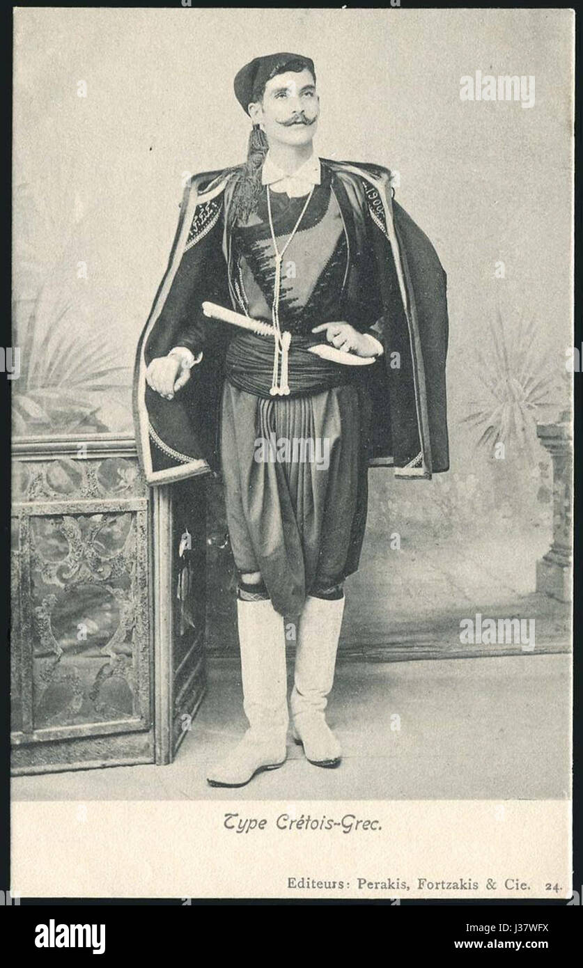 Le costume grec traditionnel de Crète reflète le patrimoine culturel de l'île, caractérisé par des broderies complexes, des couleurs vives et des caractéristiques régionales distinctes. Banque D'Images