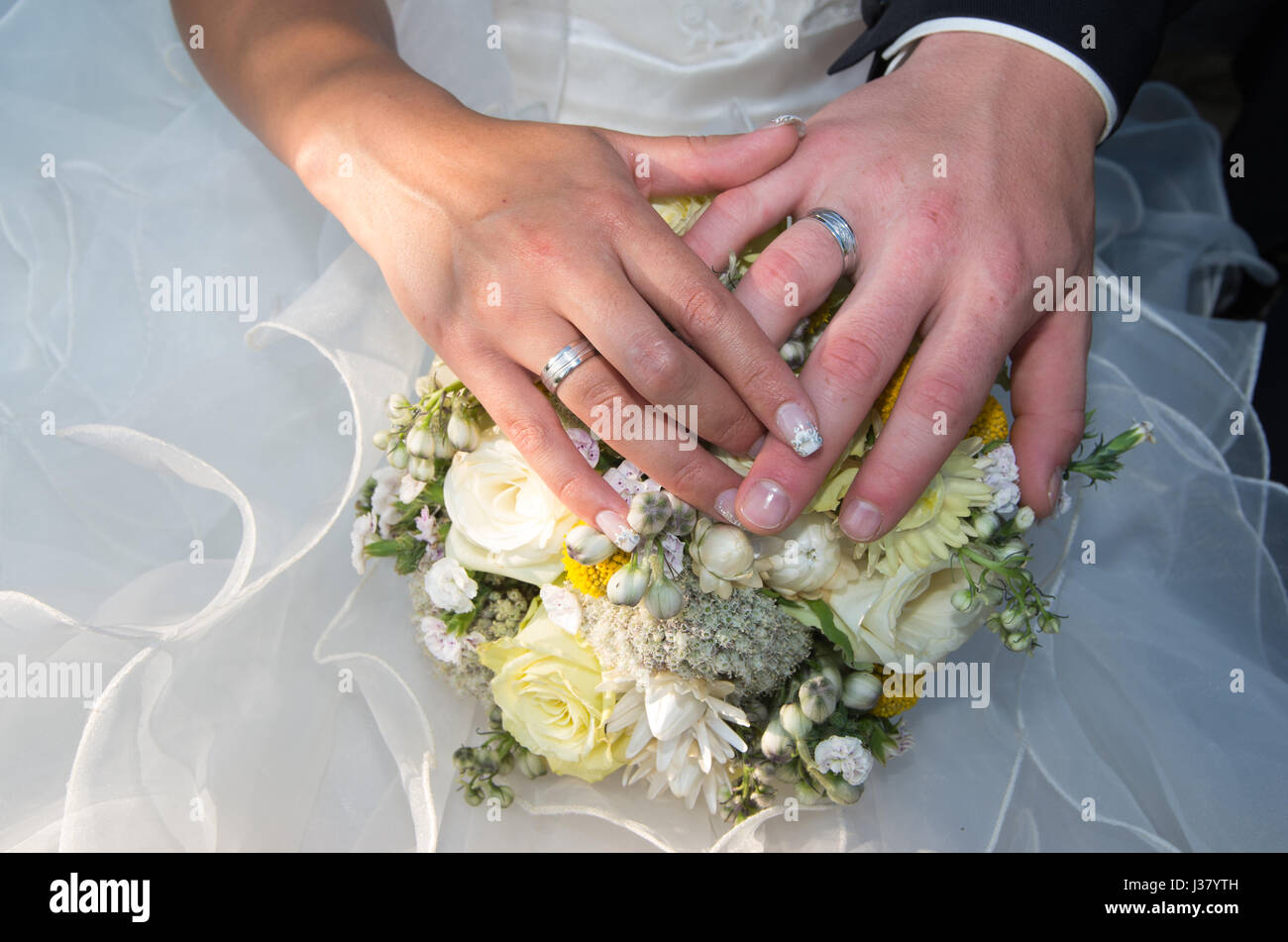 Les nouveaux mariés. L'engagement, de bonheur et d'amour... Banque D'Images