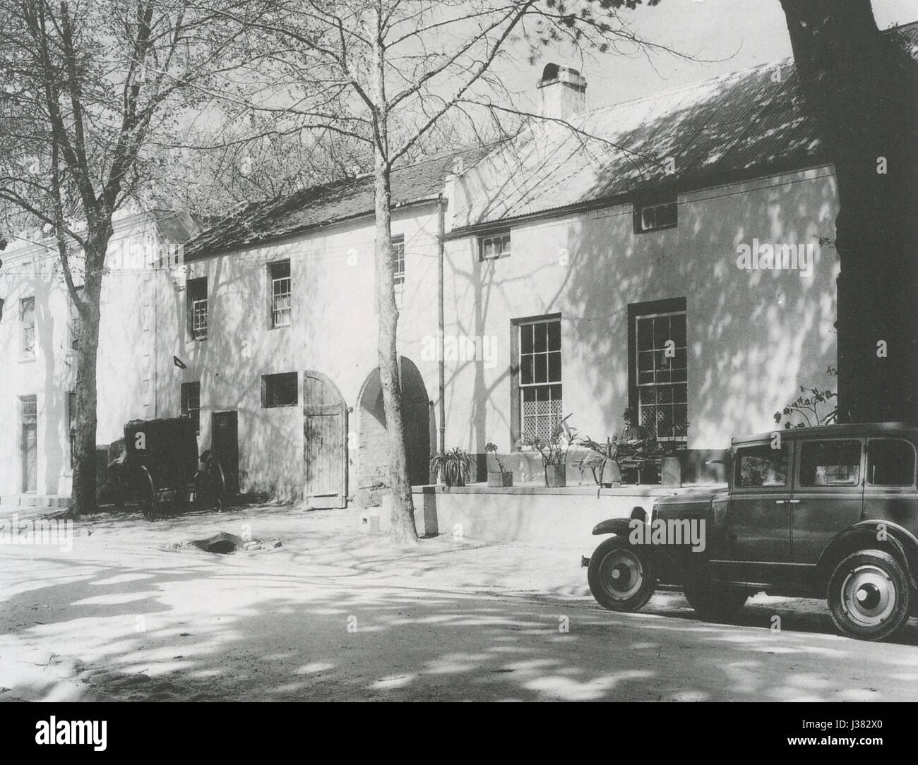 Church Street à Stellenbosch, en Afrique du Sud, est connue pour ses bâtiments historiques, son architecture pittoresque et son lien avec le patrimoine culturel de la ville. La rue reflète l'influence coloniale néerlandaise sur le design urbain de la région. Banque D'Images