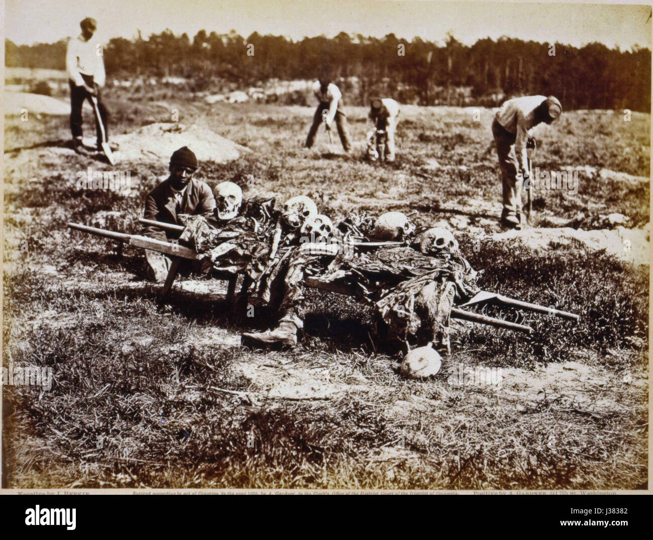 La fête funéraire de Cold Harbor dépeint les conséquences de la bataille de Cold Harbor pendant la guerre de Sécession, montrant des soldats travaillant à enterrer les morts dans le sillage de l'une des batailles les plus sanglantes du warâ€™s. Banque D'Images
