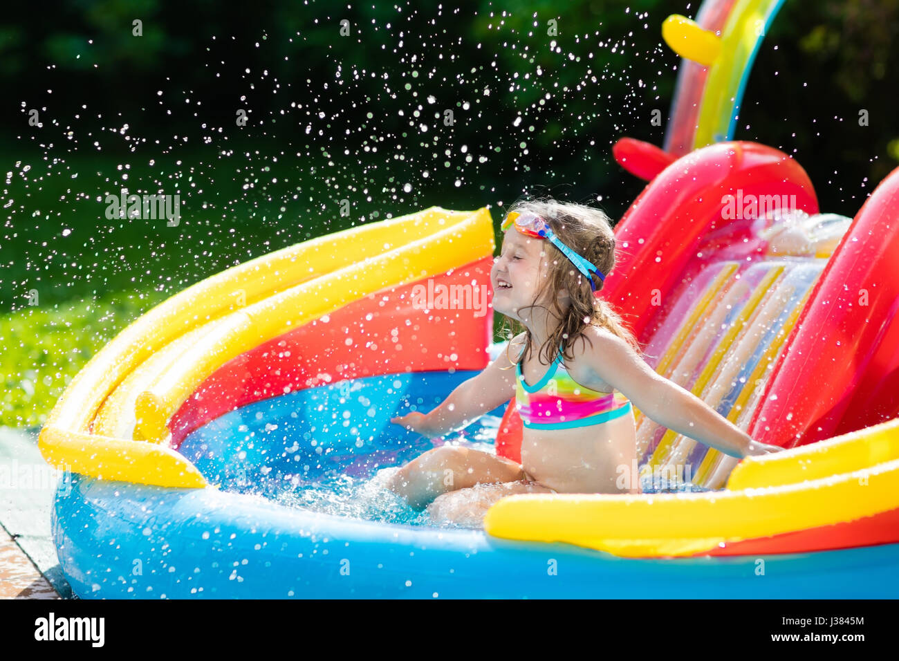 Enfant Jouant Dans La Piscine Gonflable Bébé Les Enfants Nagent