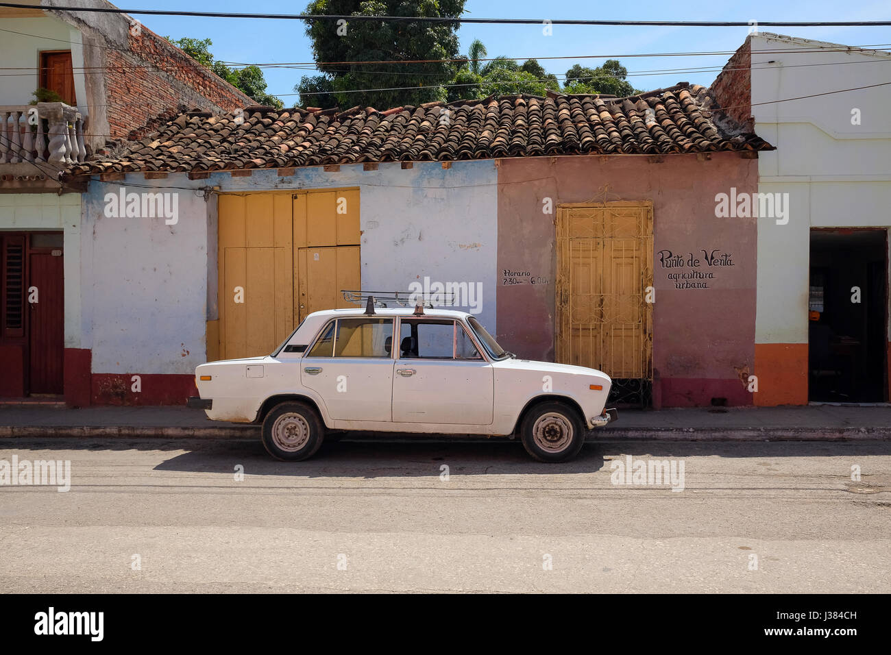 Vieux classique voiture garée sur les rues de Trinidad, Sancti Spiritus, Cuba Banque D'Images