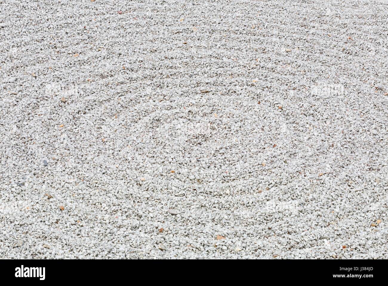 Gravier ratissé circulaire modèle dans un jardin zen Banque D'Images