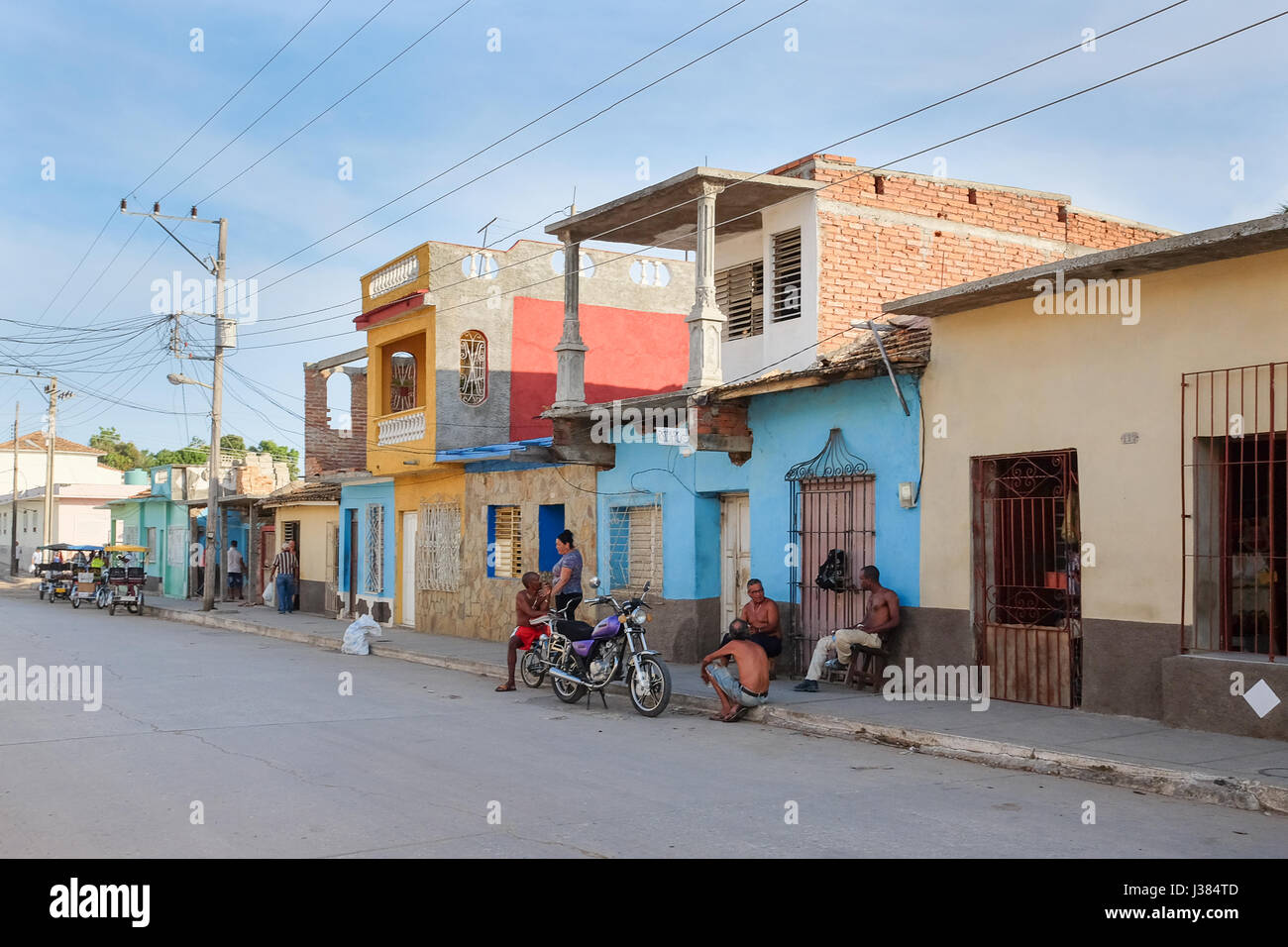 La vie de rue locaux à Trinidad, Sancti Spiritus, Cuba. Les cubains locaux rassemblement après le travail. Banque D'Images
