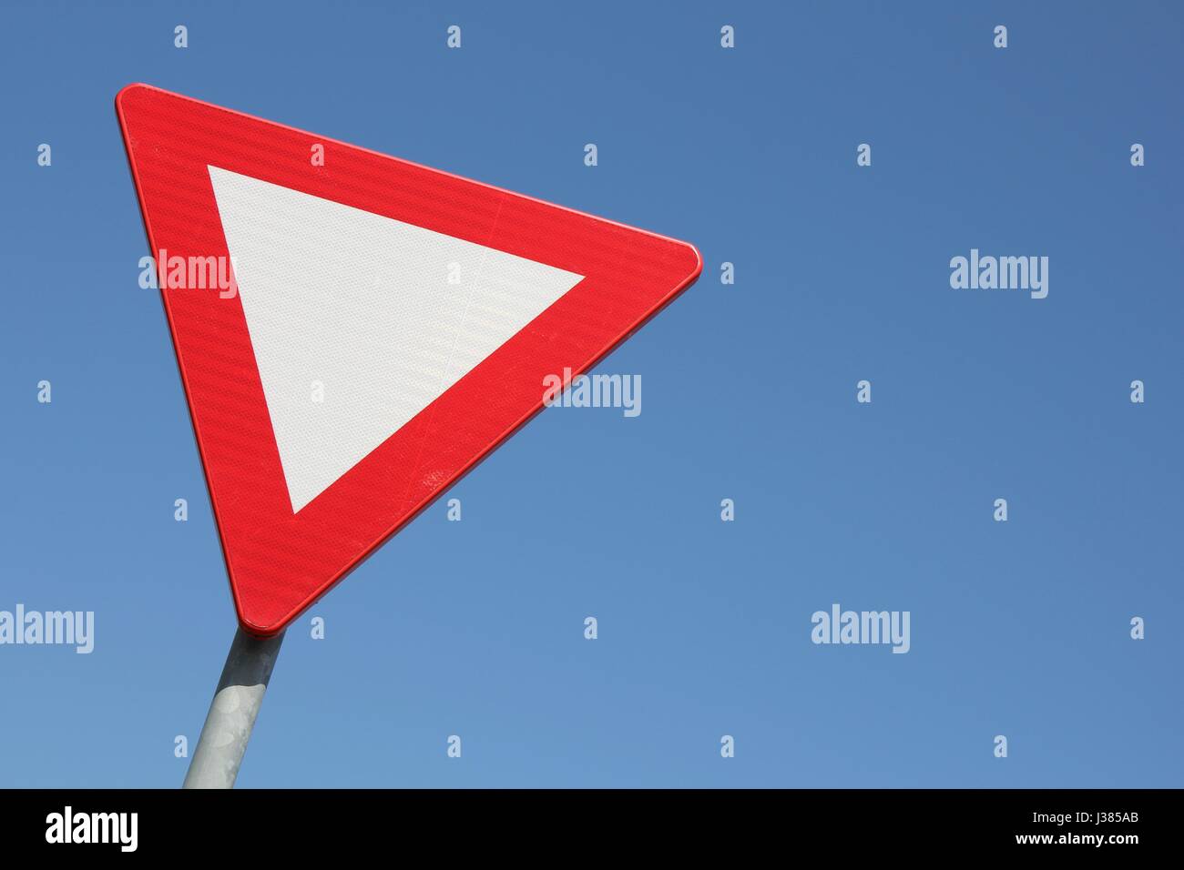 Panneau routier néerlandais : donner la priorité à la circulation sur la route principale de l'avant Banque D'Images