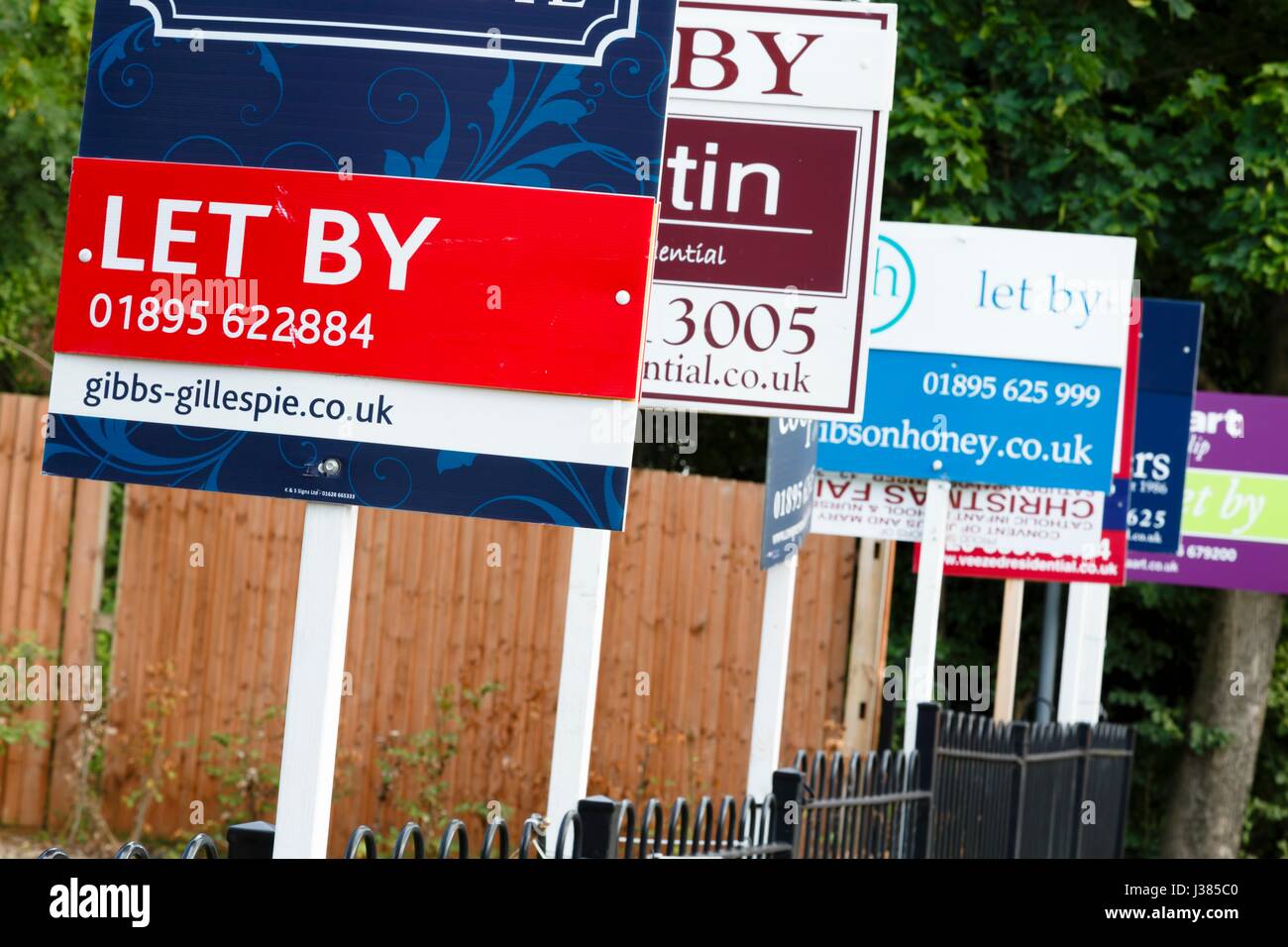 Agent immobilier 'que' les panneaux par Annoncez propriété dans une banlieue de Londres Banque D'Images