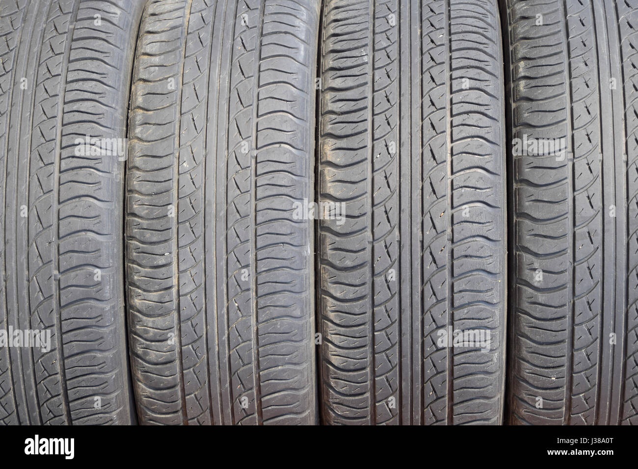 L'arrière-plan de la bande de roulement de la roue de voiture. Les pneus en caoutchouc. Banque D'Images