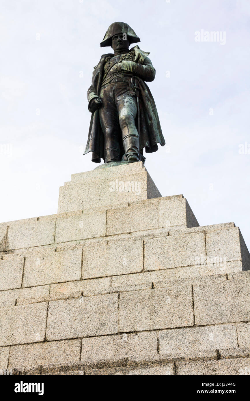 La Place d'Austerlitz est l'emplacement d'un énorme monument de Napoléon Bonaparte né avec une statue en bronze de l 'empereur de France'. Banque D'Images