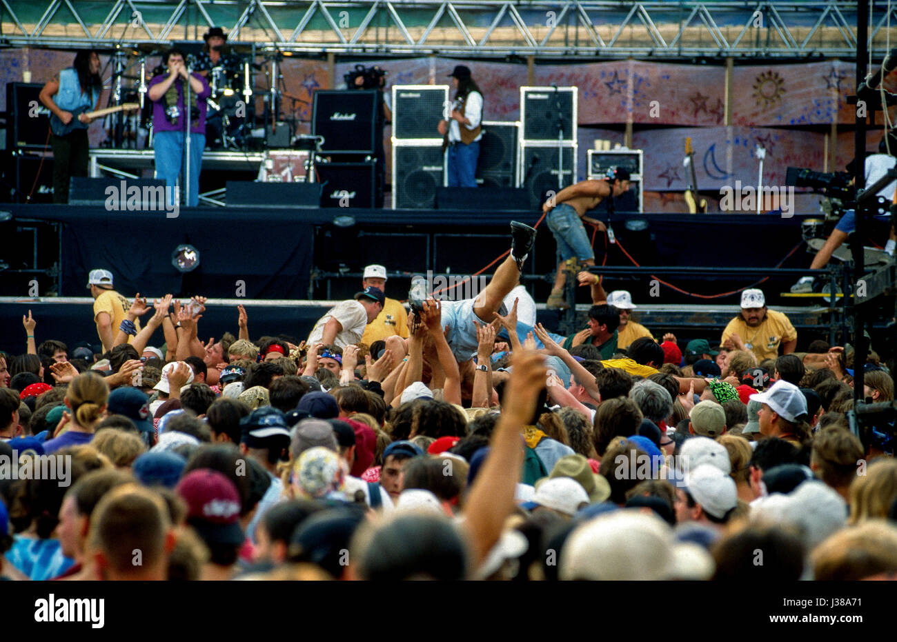 Concert des amateurs de surf dans la foule mosh pit devant la scène principale comme le 'Blues Traveler' rock band joue sur la scène Saugerties, New York, 12 août 1994. Photo par Mark Reinstein Banque D'Images